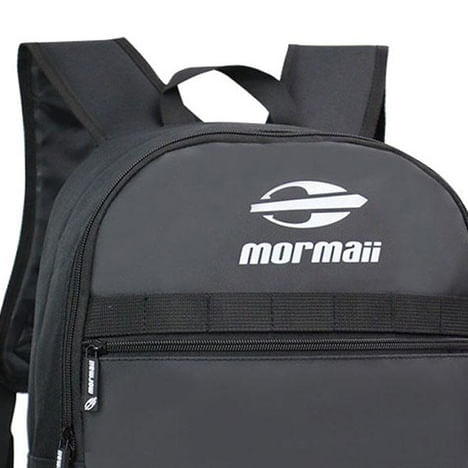 Close frontal da mochila Mormaii com zíper e logo visível